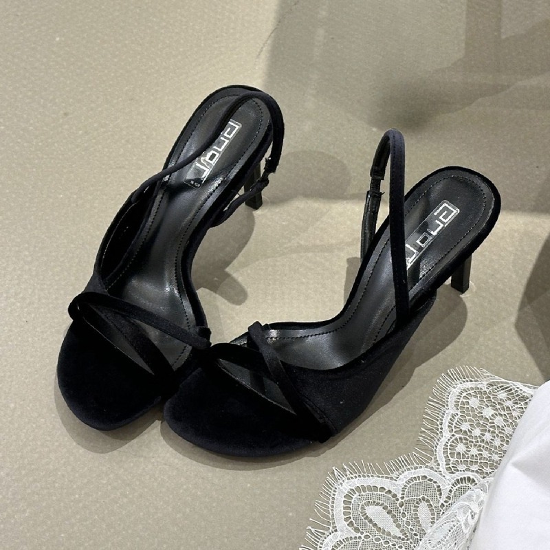 Luxuriöse Samt-Damenschuhe mit – Luxury Lifestyle Products Bewertung und Preis